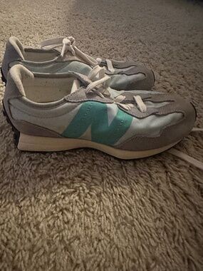 New Balance 327